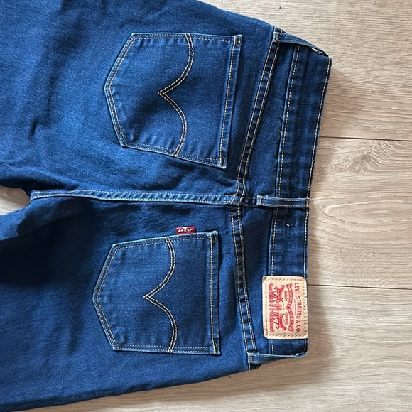 Woman’s Levi’s jeans Size 28 - Picture 3 of 3